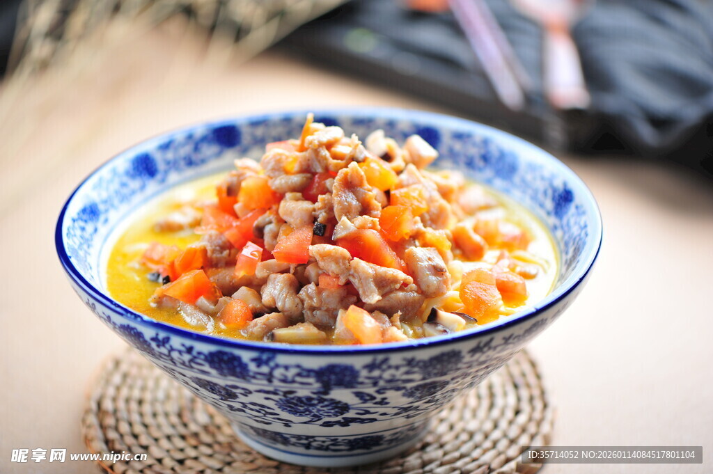 蓝碗盛美味杂蔬鸡肉面