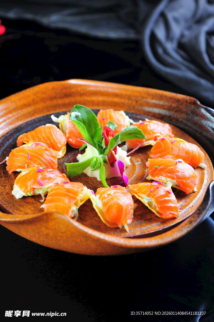 美味三文鱼刺身摆盘精致