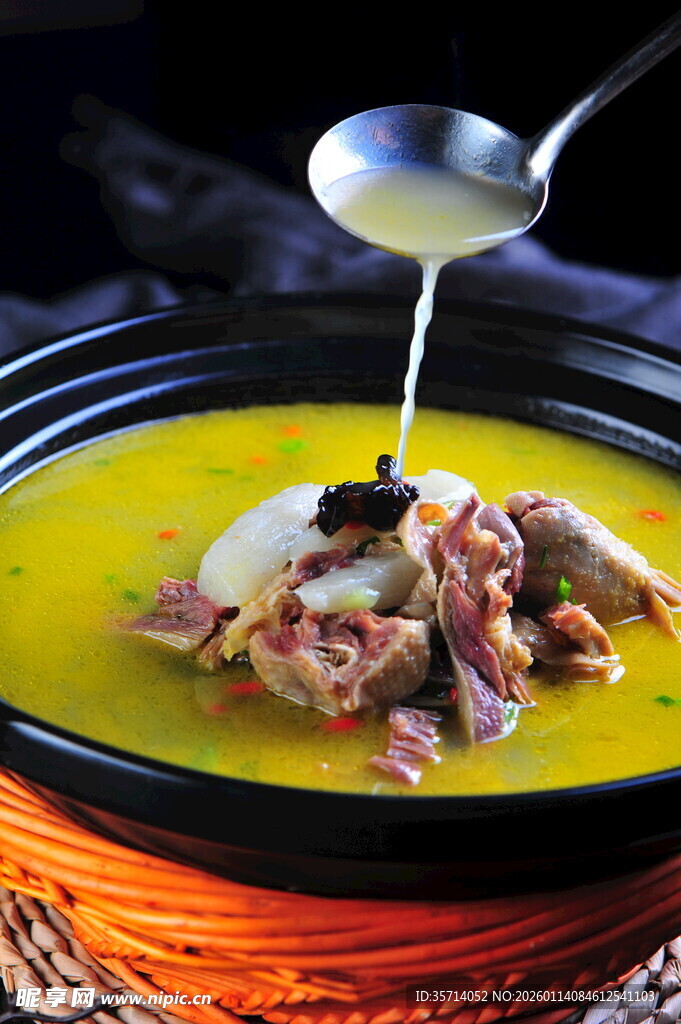 香浓咸鸡 正被缓缓舀起
