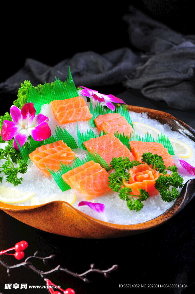 精美摆盘的多彩三文鱼刺身拼盘