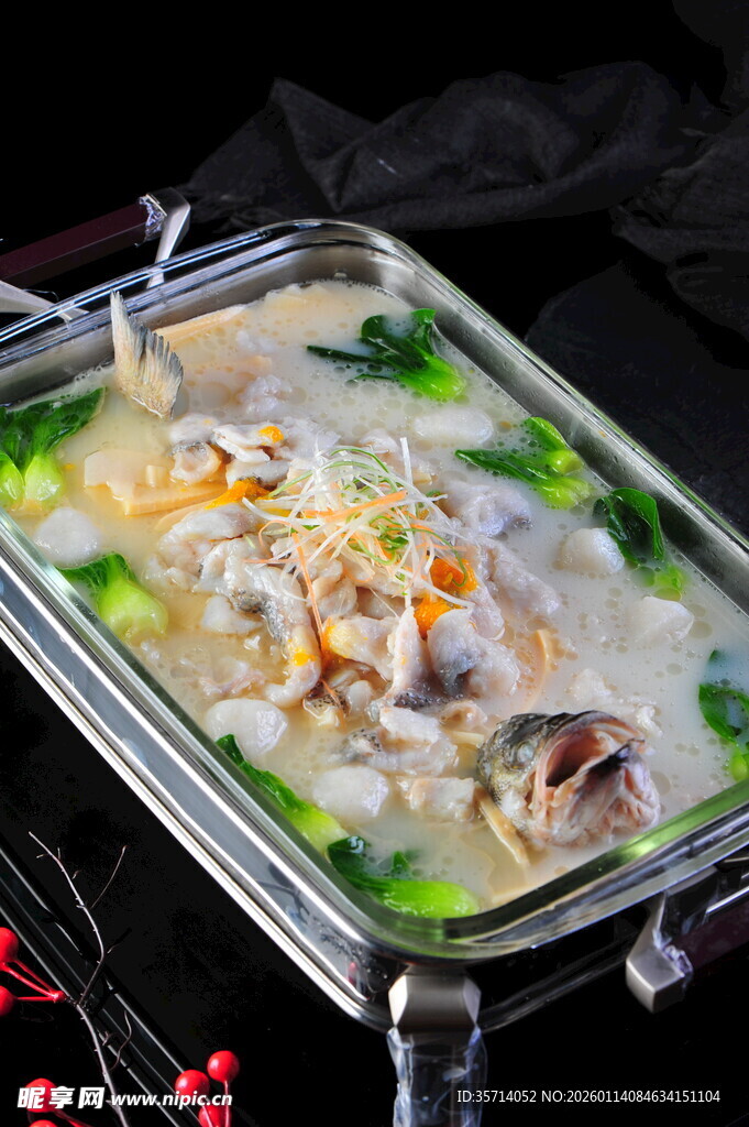 美味鲈鱼海鲜蔬菜火锅