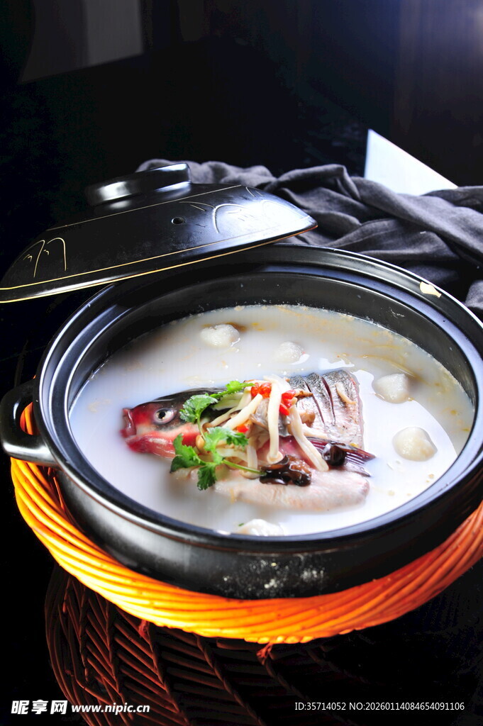 热气腾腾的美味鱼头