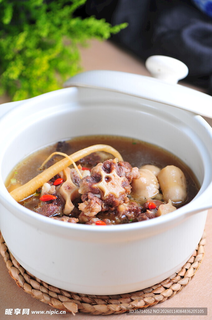 美味瓦罐牛尾炖菜