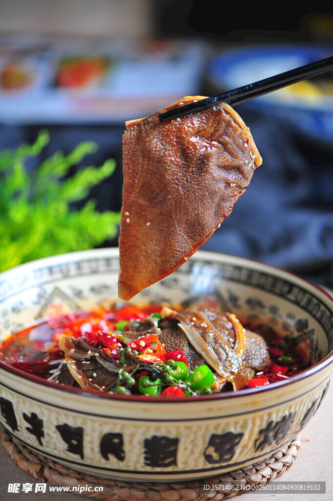 美味毛肚被筷子夹起