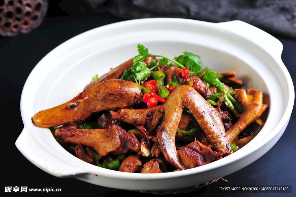 砂锅美味鸭掌煲