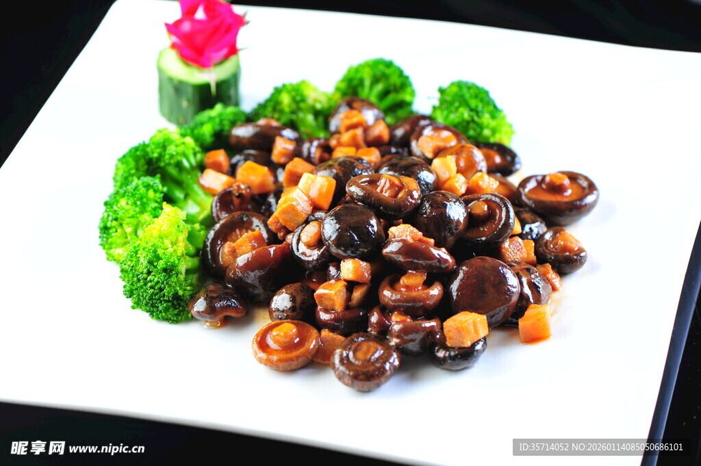 香菇炒肉丁搭配翠绿西兰花