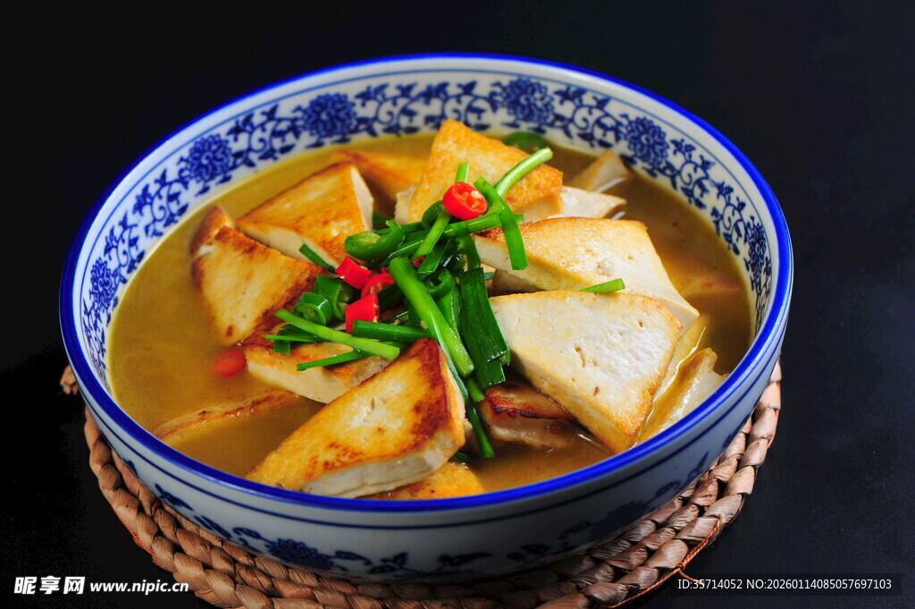 蓝碗盛的美味豆腐汤