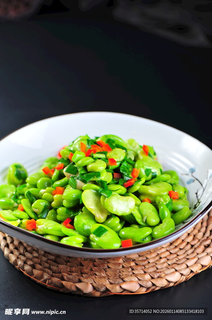 清炒蚕豆配红椒