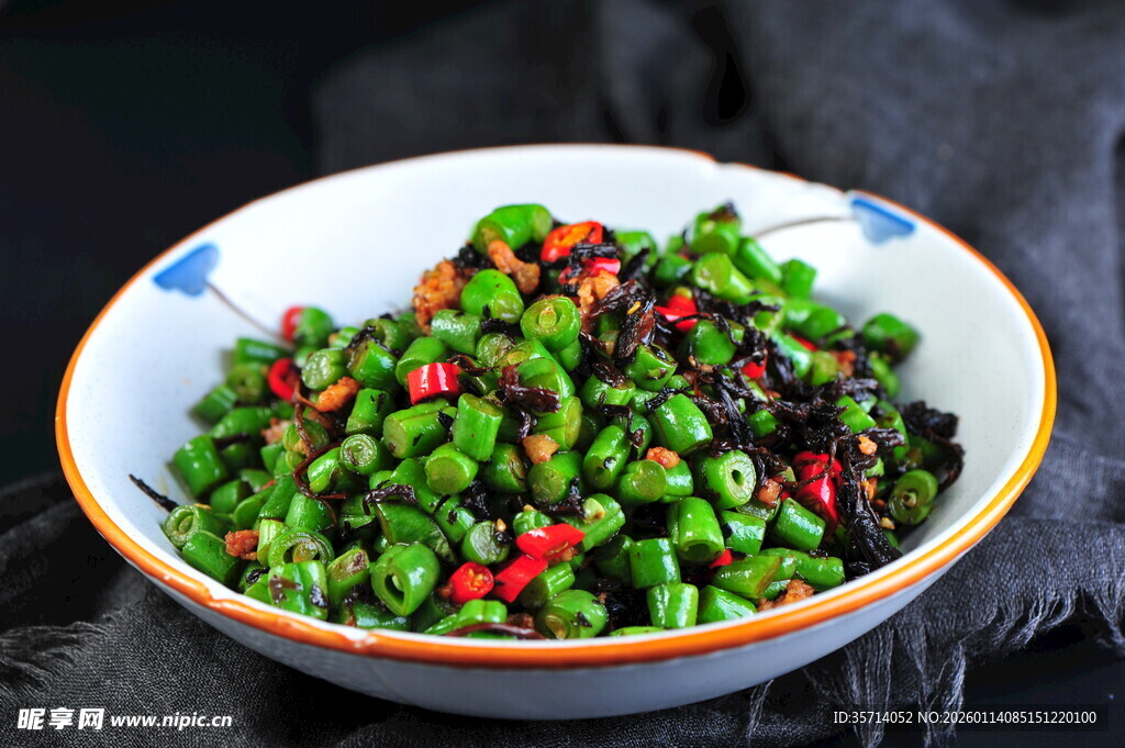 青豌豆配红椒的美味小炒