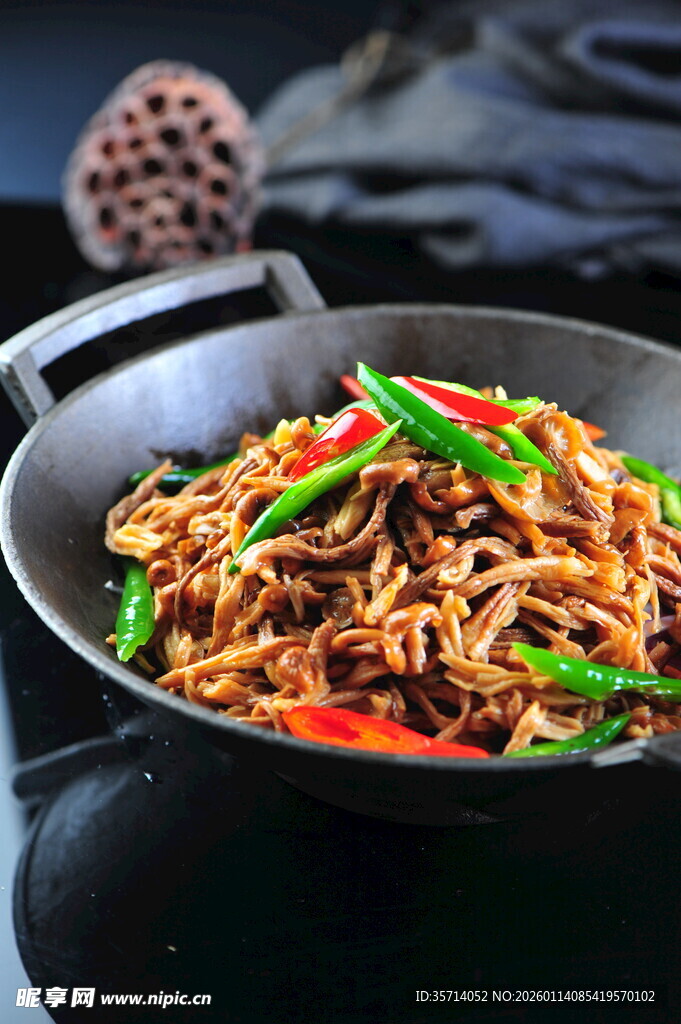 美味炒茶树菇  色泽诱人