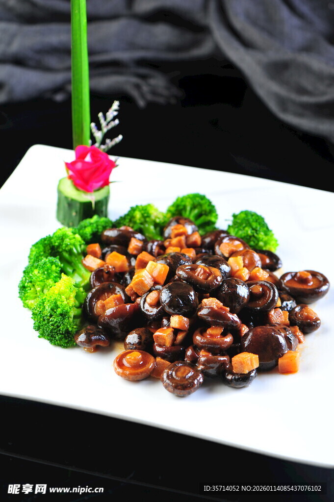 西兰花配炒蘑菇