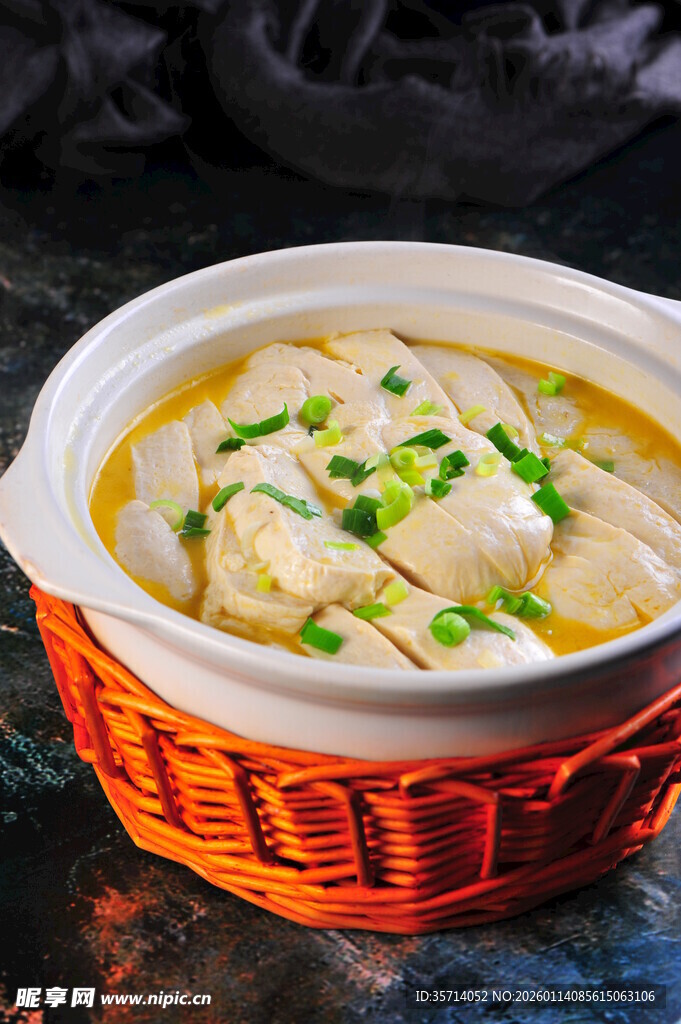 鲜香豆腐置于精美容器中