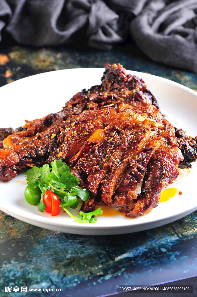 美味红烧排骨摆于盘中