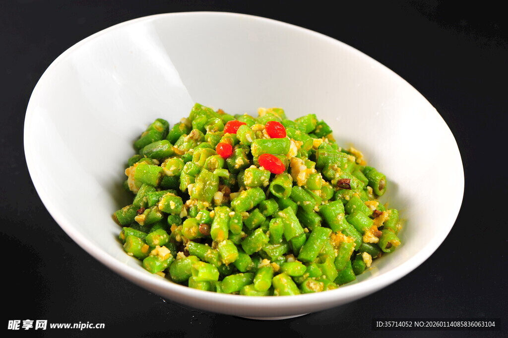 翠绿蚕豆丁点缀红椒粒