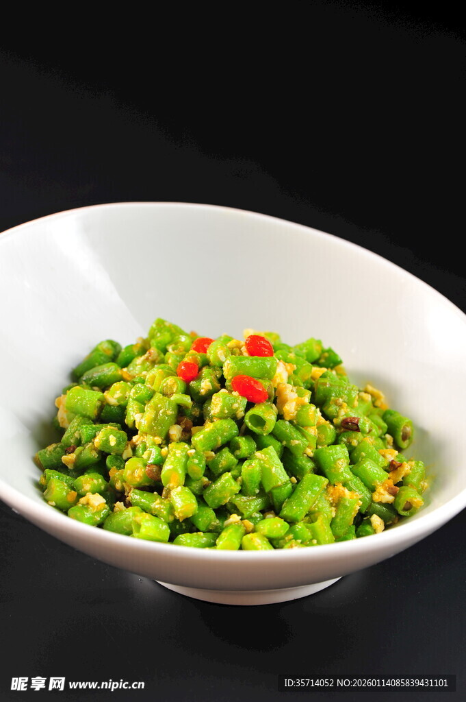 翠绿豌豆配红椒清新美味