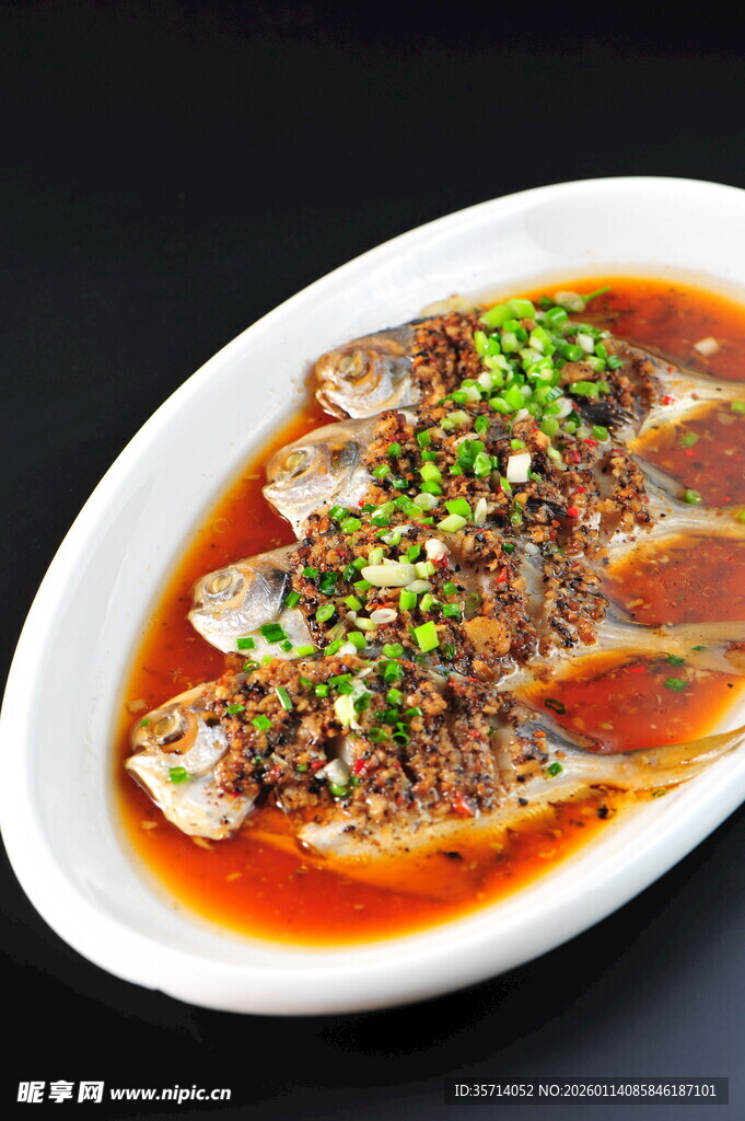 香辣可口的浇汁清蒸鱼