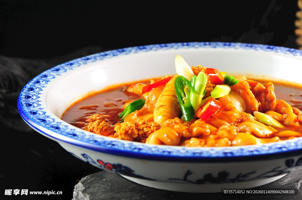 美味红烧鱼杂盛于蓝边碗
