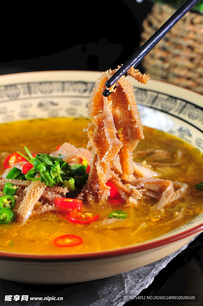 酸辣金汤毛肚诱人美食