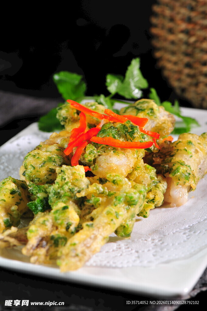 美味虾仁炒蛋摆盘精致