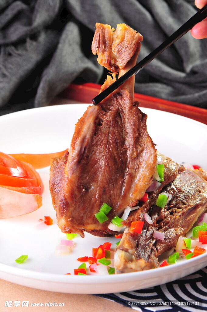 香煎骨头摆于精美盘中