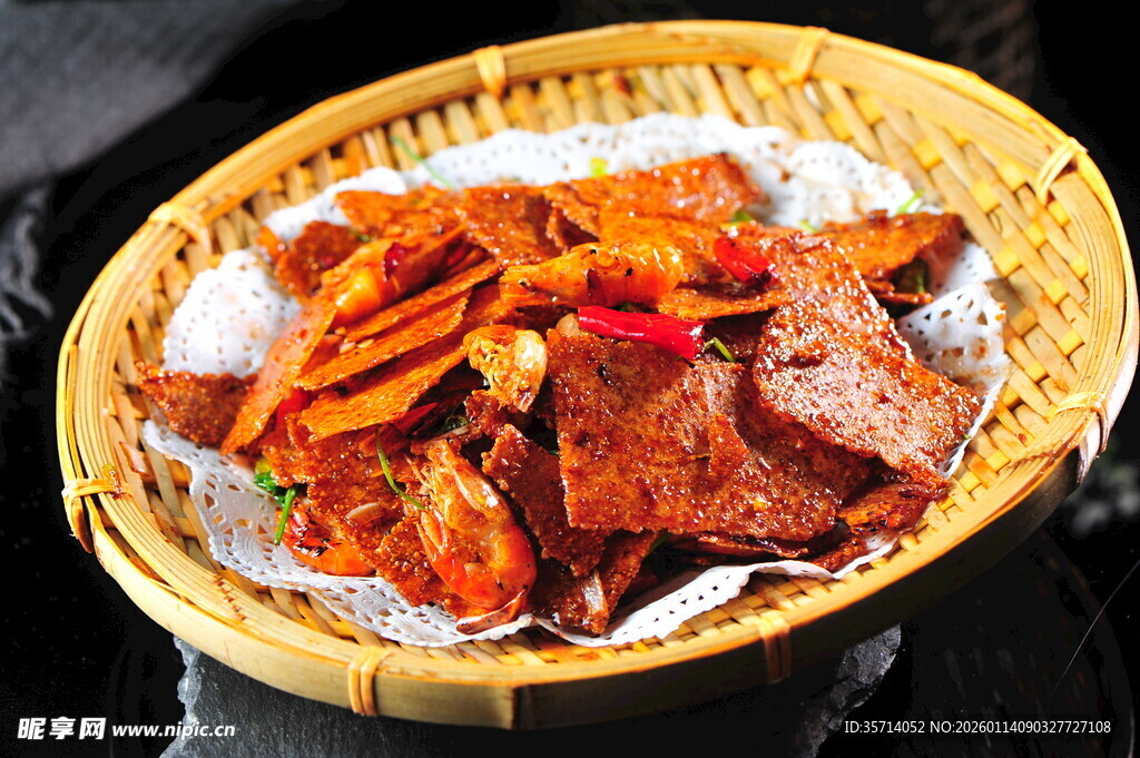 竹篮装的美味卤味拼盘