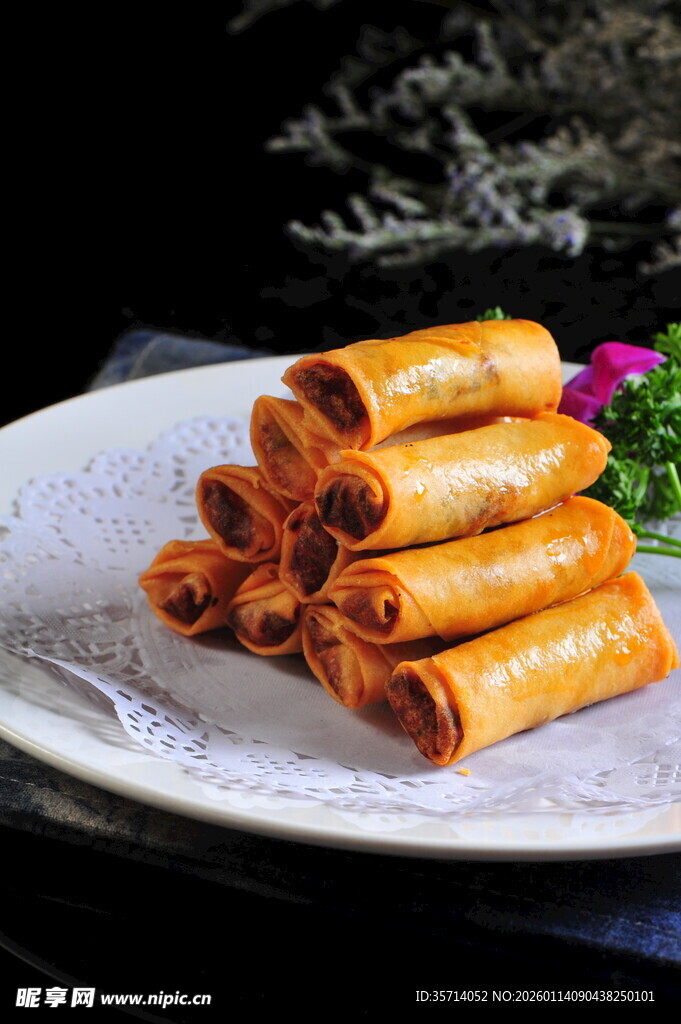 美味炸春卷摆于精致盘上