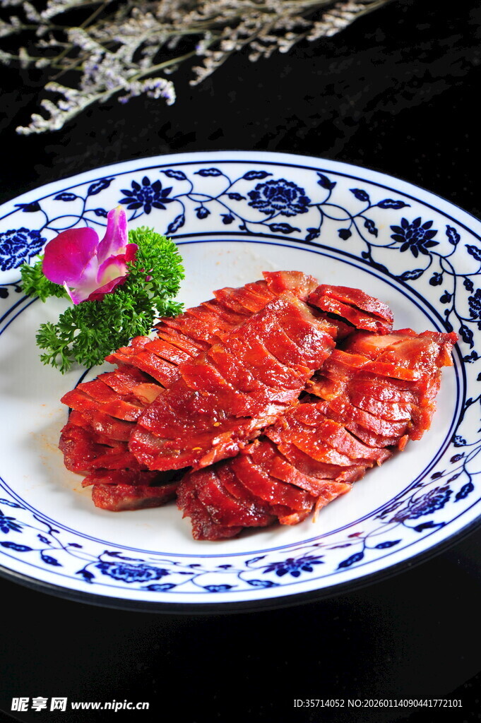 美味酱牛肉摆于青花瓷盘