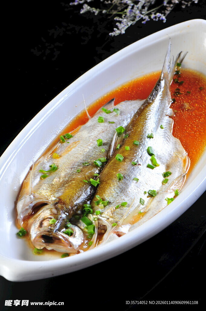 红烧鲜白鱼摆盘中
