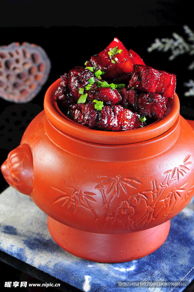 陶制瓦罐盛美味红烧食物