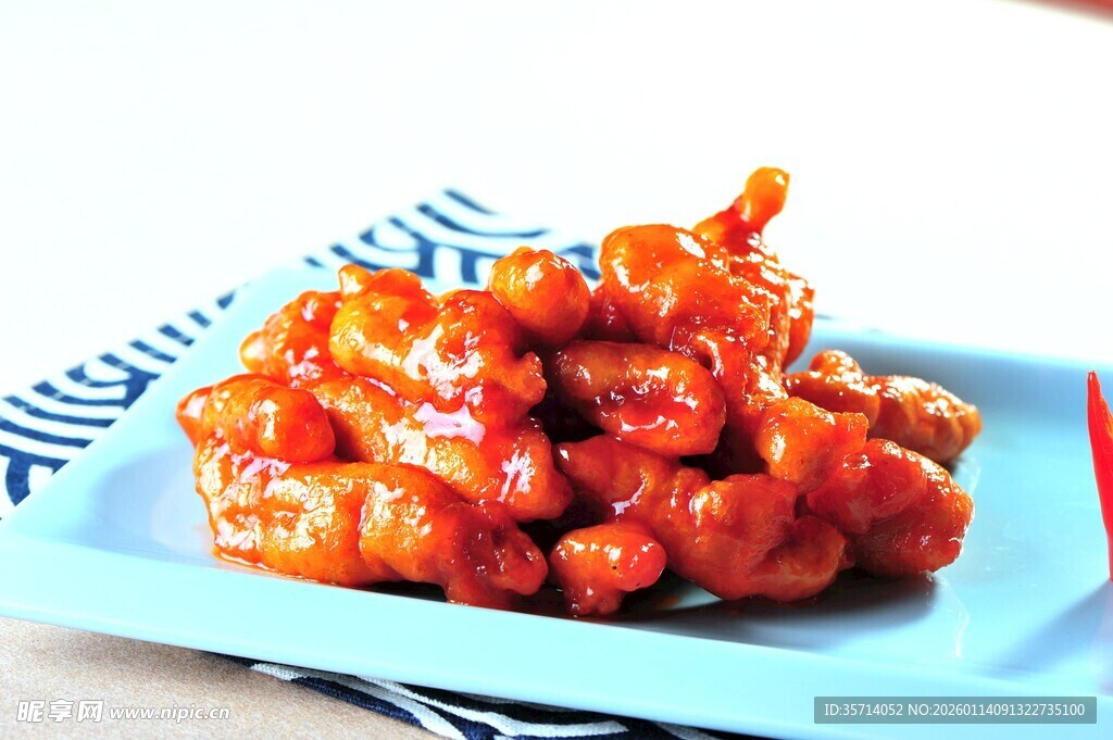 美味糖醋里脊摆于蓝盘