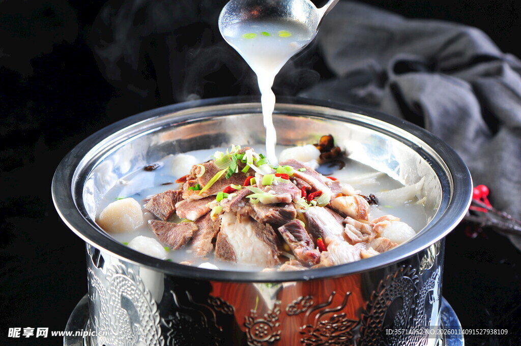 热气腾腾的羊肉美味火锅涮煮