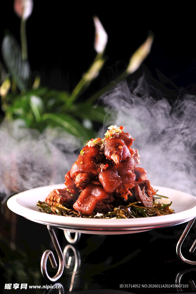 香辣猪手摆于精美盘中