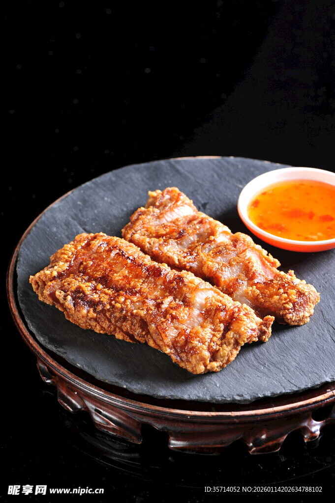 香酥烤肉配蘸料