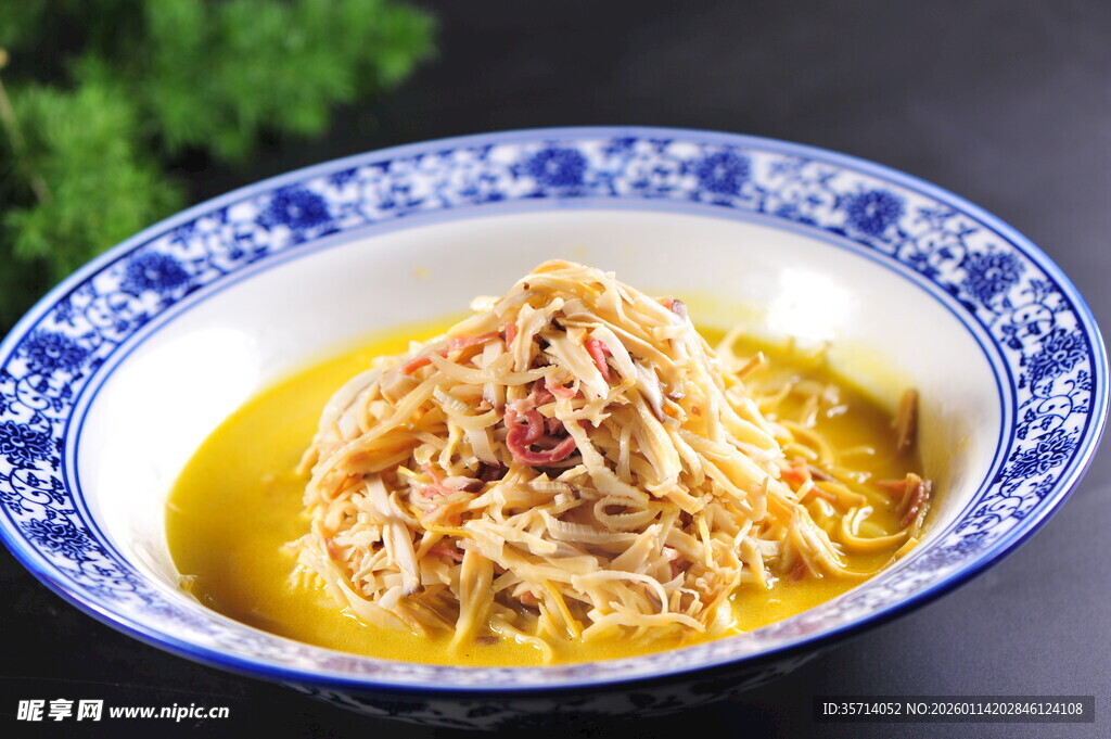 蓝白瓷碗中的美味鸡丝
