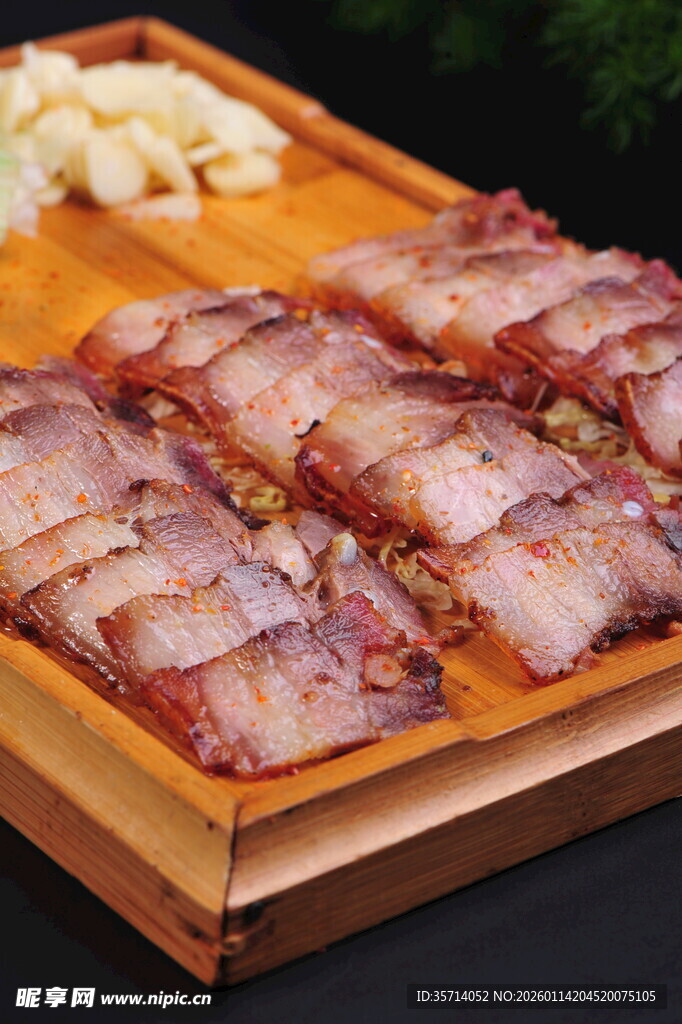 美味切片腊肉摆于木盘