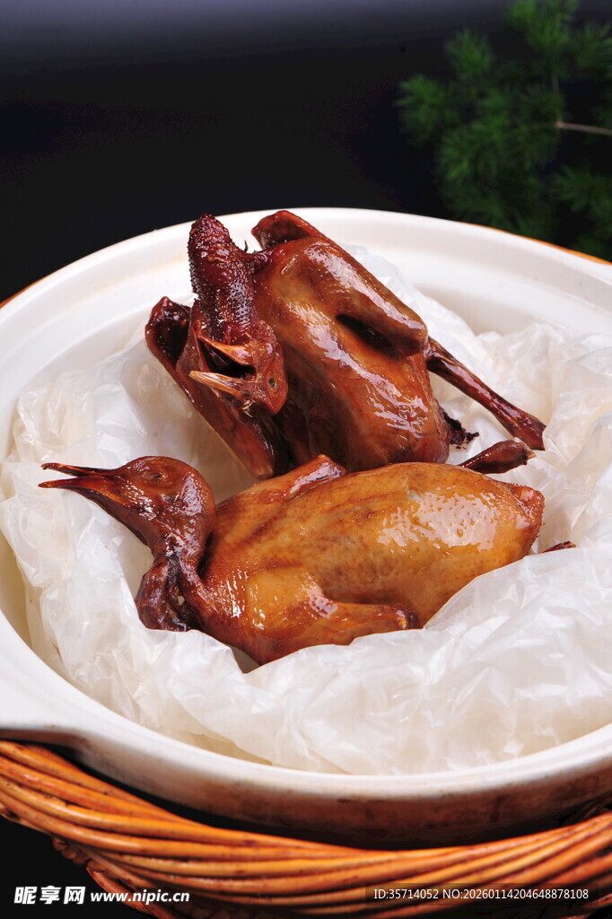 竹篮中的美味鸽子