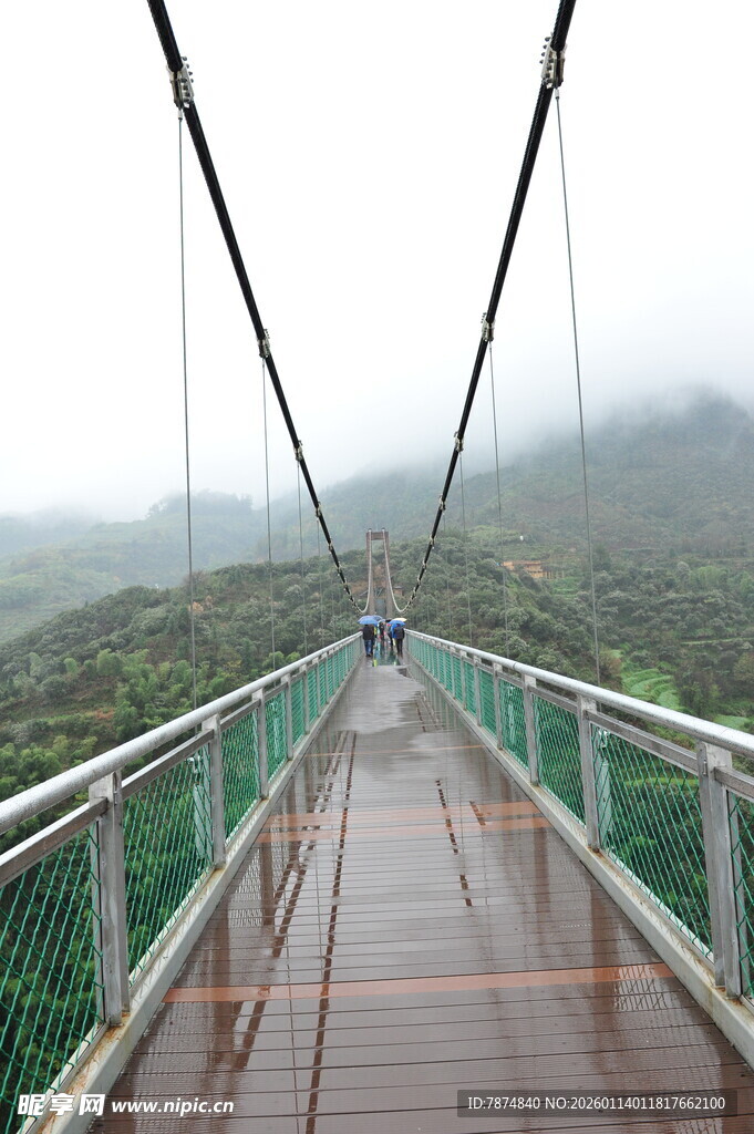山间悬索桥 一人悠然漫步