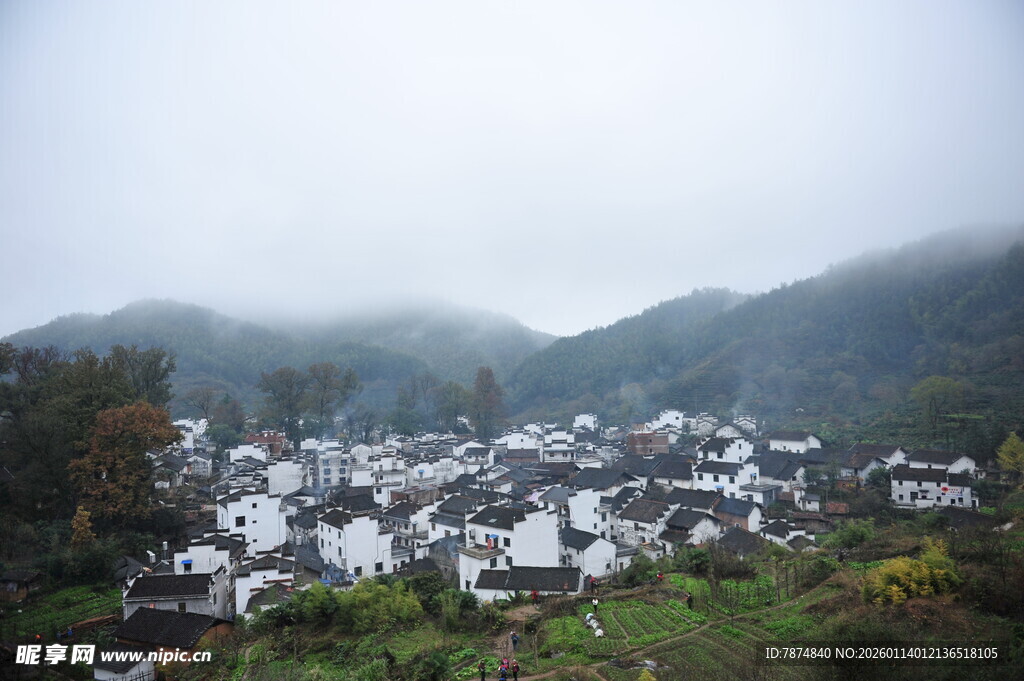 雾中白墙黑瓦的山村美景