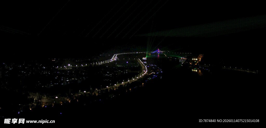 夜晚山间蜿蜒的灯光道路