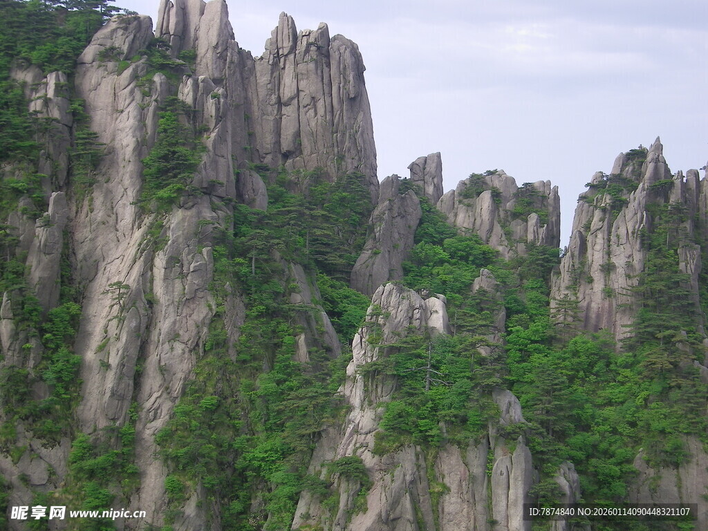 奇峰罗列的壮美山峦景观