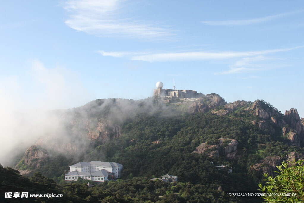 云雾缭绕中的山间景致