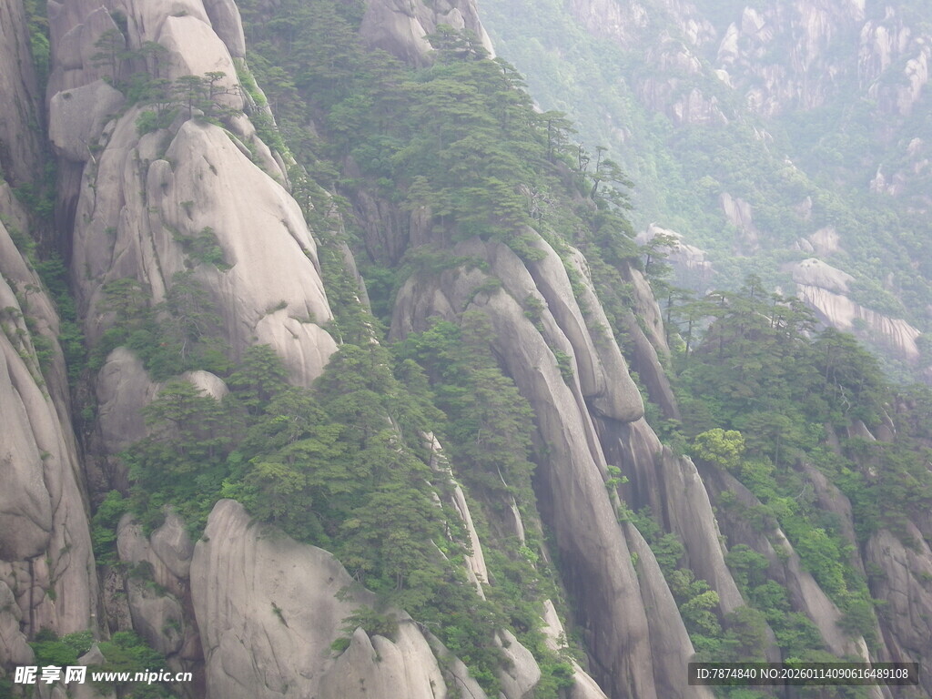 壮丽山景 峭壁绿植相依
