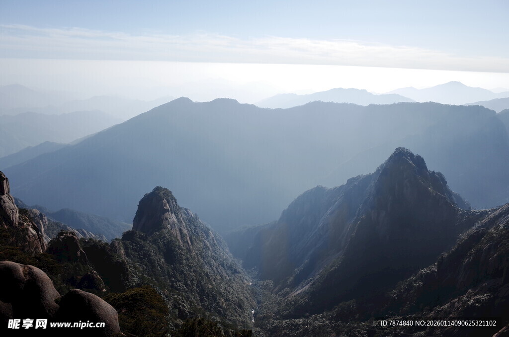 壮丽山景 云雾缭绕山峦