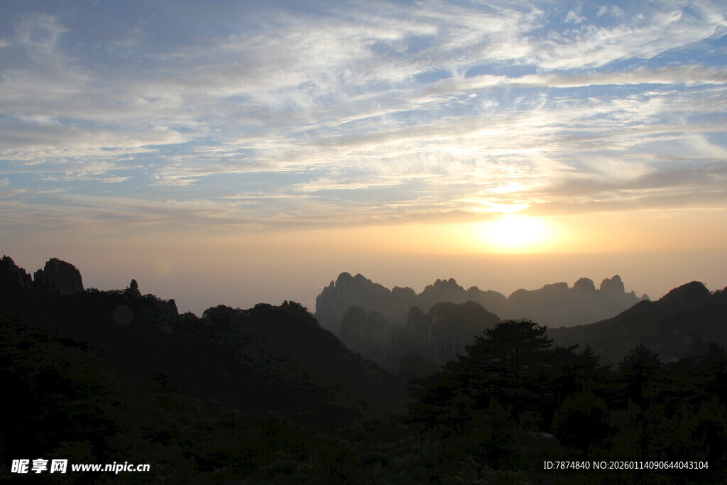 日出时分的壮丽山峦景色