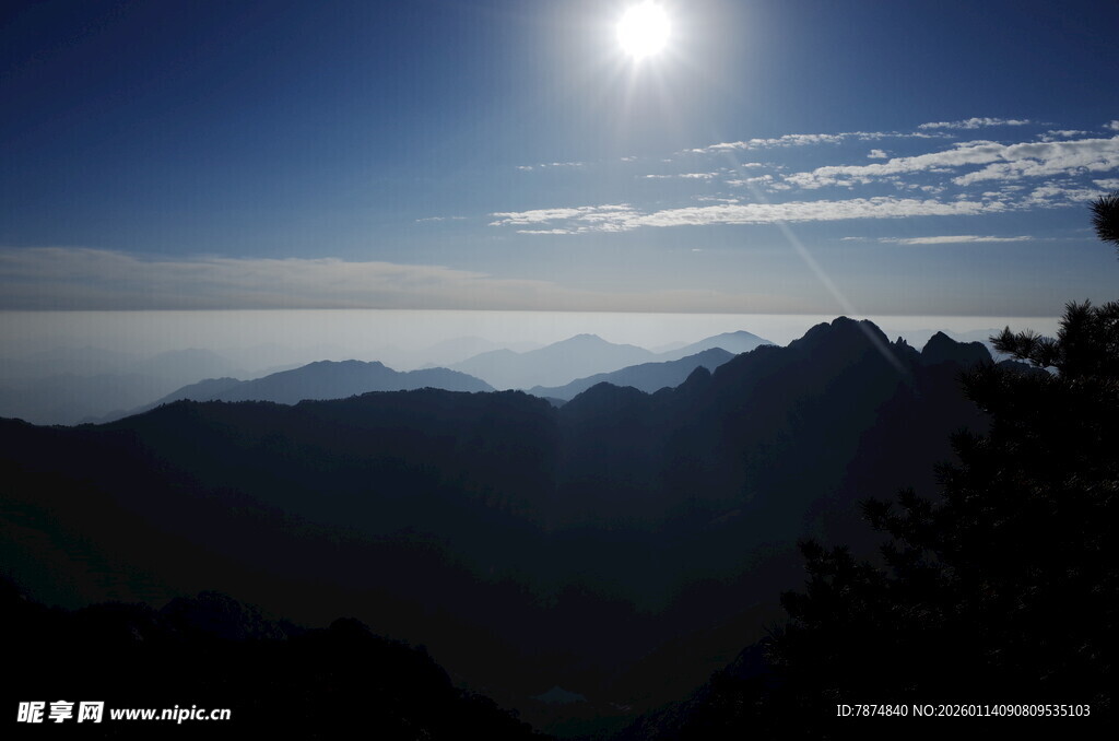 日出下的连绵山脉