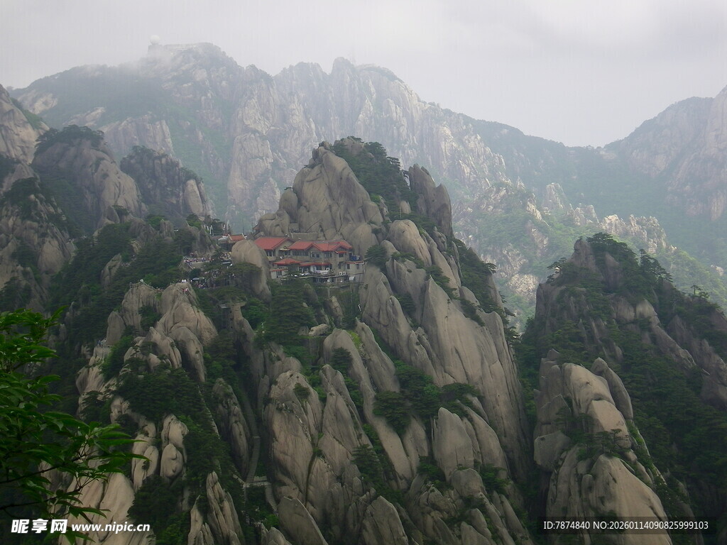 云雾缭绕的壮丽山峰