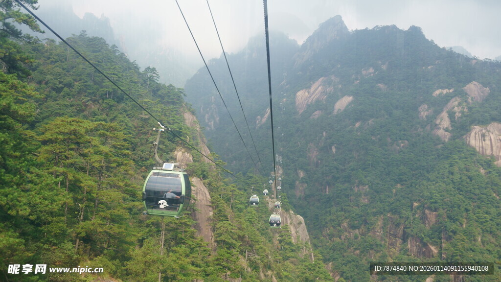 山间缆车穿梭于壮美景色