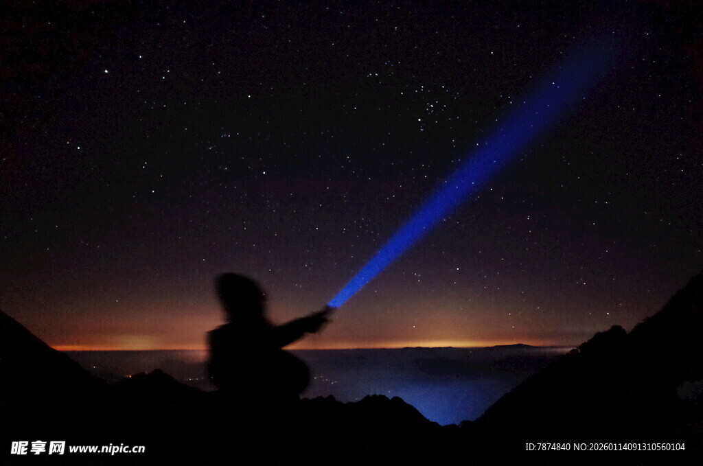 夜空中的激光与观星者