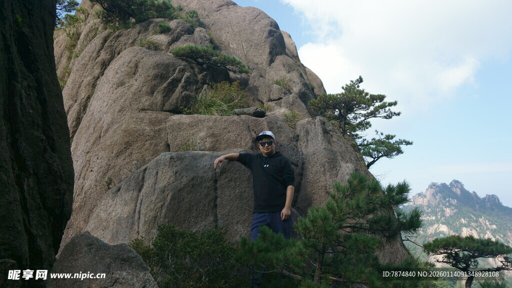 攀岩者挑战陡峭岩石