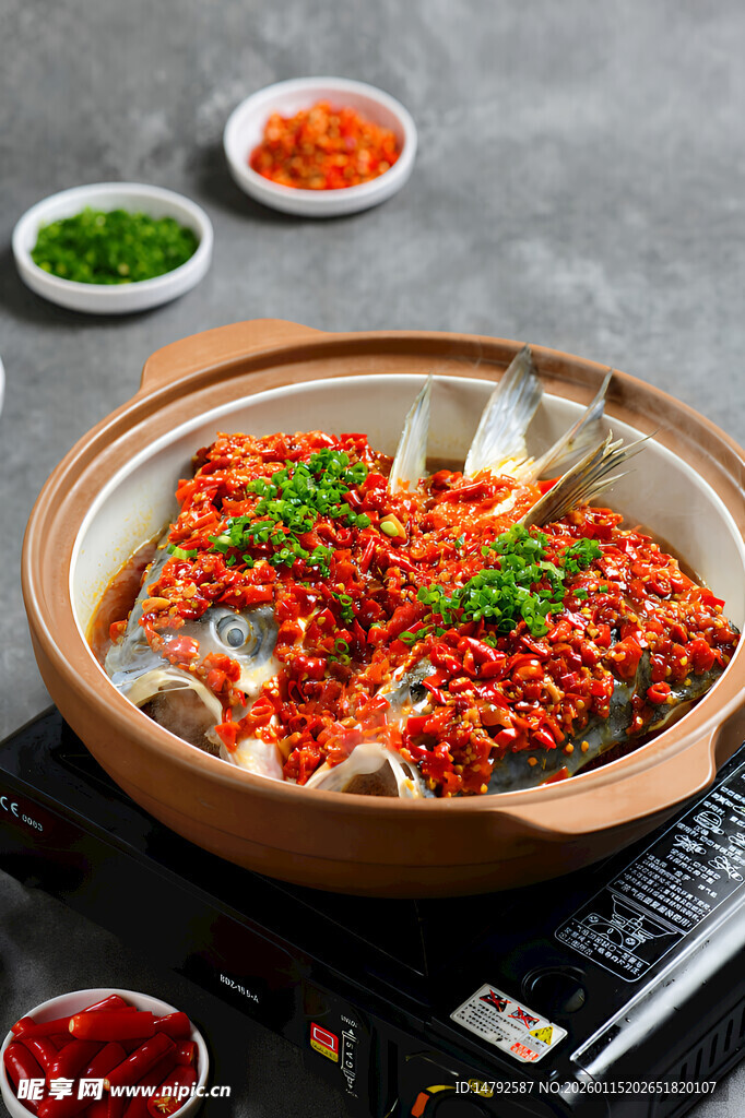 剁椒鱼头美食诱人呈现